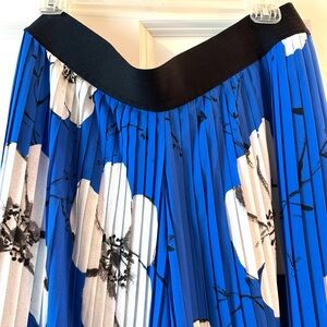 Chico's Blue and White Floral Pleated Cropped Wide Leg Pants